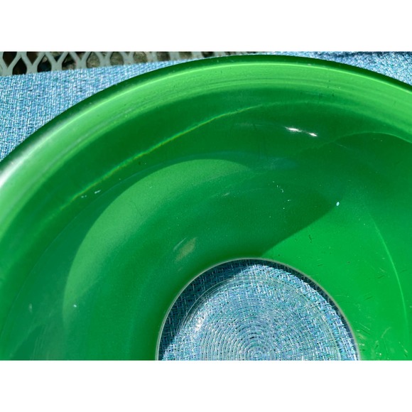 Pyrex Vintage Kelly Green Glass bottom 7" - Picture 3 of 4